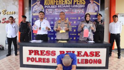 Tsk A-P-G Penjual Bakso Bakar Saat Menjalani Konferensi Pers Kasus Peredaran 2000 Butir Pil Hexymer