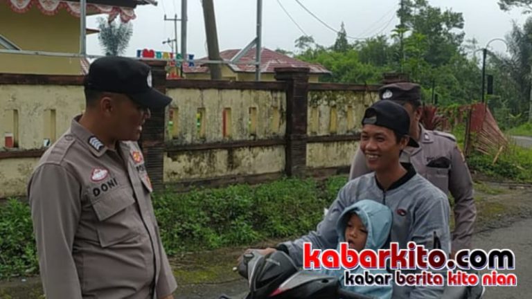 Turun ke Jalan, Personil Polsek Sindang Dataran Himbau Masyarakat Tertib Lalu Lintas