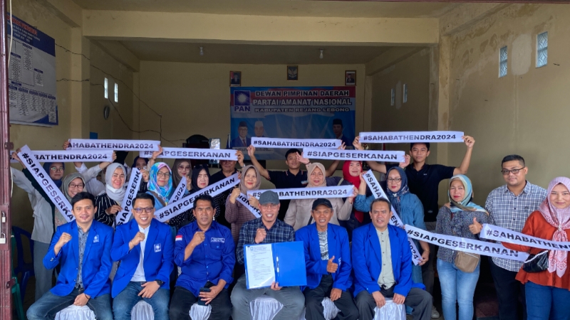 Hendra Wahyudiansyah dan pendukung berfoto bersama Tim 5 DPD PAN Rejang Lebong