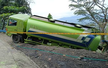 Tak Kuat Menanjak, Truk CPO Sawit Nyaris Masuk Jurang Jalan Liku Sembilan