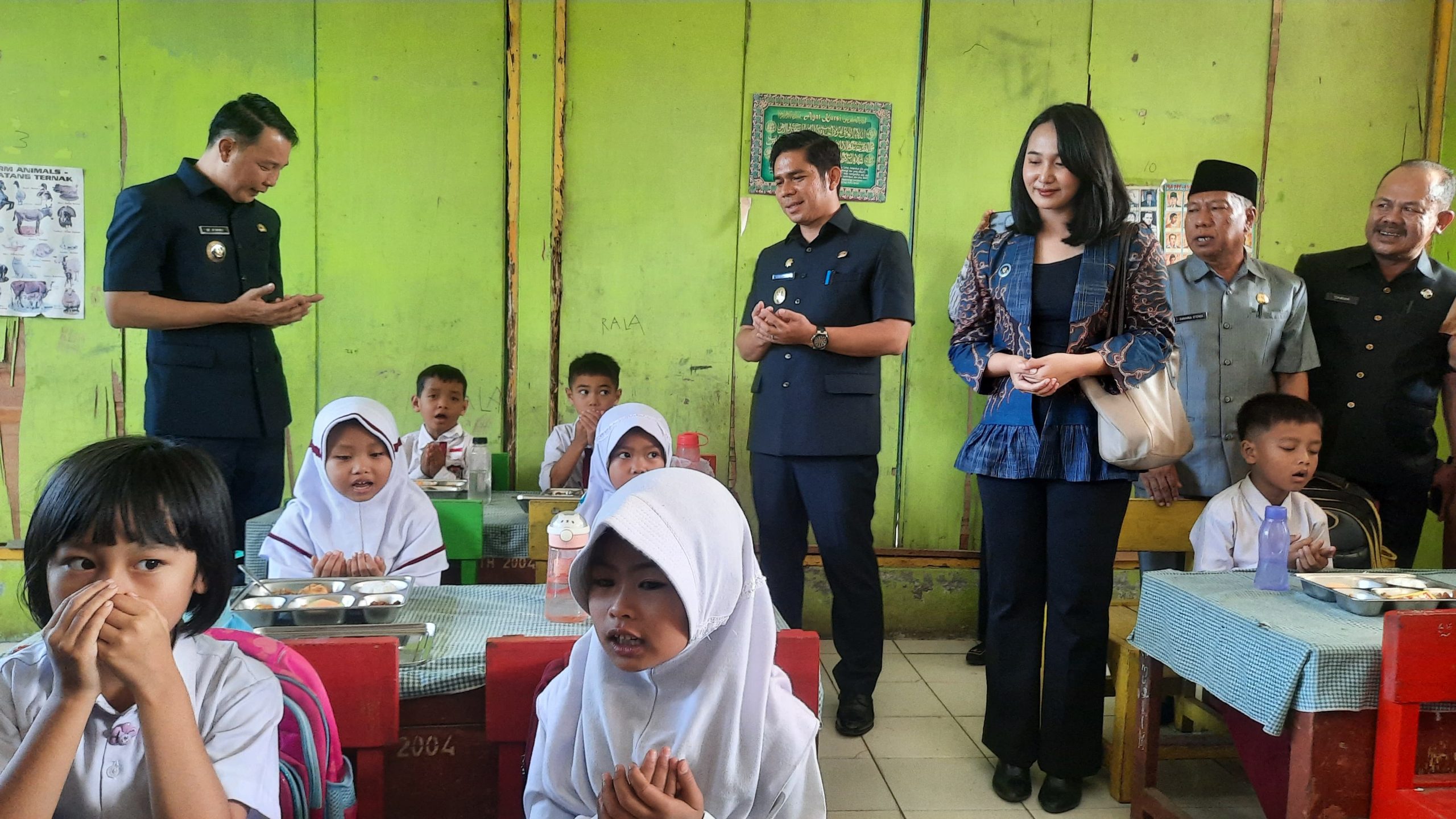 Bupati Muhammad Fikri dan Wakil Bupati Hendri, didampingi SPPG Curup Tengah Anastasia Intan, saat Launching MBG di SDN 77 Rejang Lebong, Senin, 16 Juni 2025 (foto; kabarkito.com)