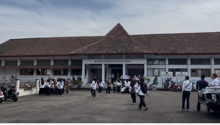 Tak Lulus PPPK, Puluhan Honorer Geruduk Gedung Dewan